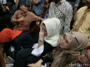 Saat Istri Saksikan Setnov Diseret ke Kursi Panas