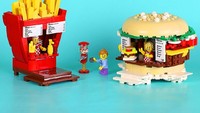 Bikin gemas kan? Gerai kentang goreng, permen hingga burger terbuat dari lego. Cocok lho untuk pajangan unik para foodies. Foto: Istimewa