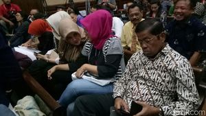 Idrus Marham Sibuk Main HP di Sidang Setya Novanto