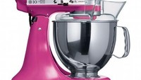Girls kalau Anda suka bikin kue atau roti, wajib punya mixer yang satu ini. Warnanya pasti bikin Anda makin semangat bikin kue manis. Foto: Istimewa