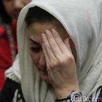 Inilah penampilan Deisti Astriani dengan jam tangan Chanel yang melingkar di tangan kirinya. Jam tangan istri terdakwa kasus korupsi e-KTP itu beberapa kali terlihat saat dia mengangkat tangannya sambil menangis. Foto: Agung Pambudhy