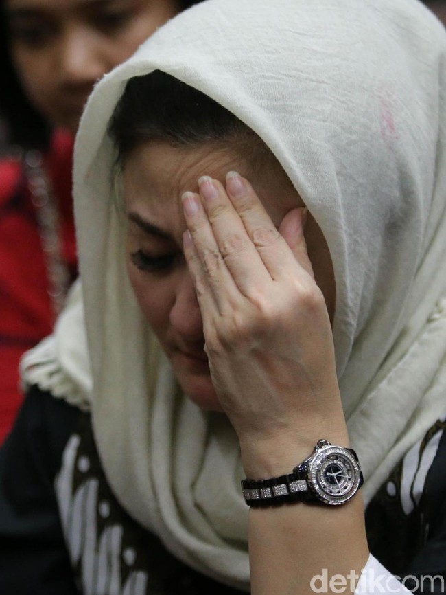 Inilah penampilan Deisti Astriani dengan jam tangan Chanel yang melingkar di tangan kirinya. Jam tangan istri terdakwa kasus korupsi e-KTP itu beberapa kali terlihat saat dia mengangkat tangannya sambil menangis. Foto: Agung Pambudhy