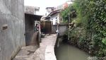 Potret Kali Pulo yang Mirip Got karena Tertutup Rumah Warga
