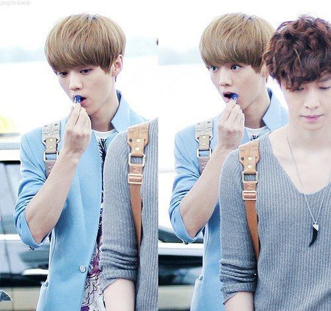 Ketika masih tergabung dalam boyband EXO, Luhan juga pernah tertangkap pakai lip balm di bandara. Foto: ist