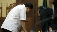 Novanto berdiskusi dengan kuasa hukumnya.