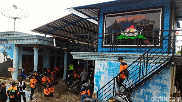Tim SAR di Basecamp Barameru bersiap mencari pendaki Gunung Merapi yang hilang.