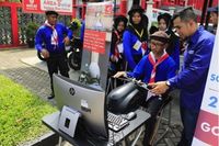 Instruktur Safety Riding AHM mengkampanyekan #Cari_Aman dengan alat simulasi Honda Riding Trainer (HRT) bagi generasi millennial (Foto: Dok AHM)
