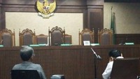 Di awal persidangan Novanto sempat menjawab pertanyaan hakim. Namun dengan suara bergumam dan sangat lirih.
