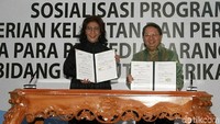 Melalui kerjasama ini, Bank Mandiri akan menyiapkan layanan dan jasa perbankan bagi Kementerian Kelautan dan Perikanan, termasuk percepatan dan peningkatan realisasi KUR sektor kelautan dan perikanan serta sosialisasi layanan jasa perbankan kepada masyarakat kelautan dan perikanan.