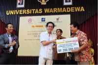 Direktur PT Sido Muncul Irwan Hidayat memberikan bantuan untuk korban erupsi Gunung Agung (Foto: detikcom)