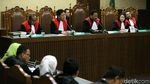 Novanto yang Terus Tutupi Wajah Saat Dakwaan Dibacakan