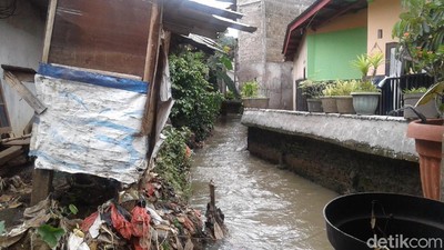 Potret Kali Pulo yang Mirip Got karena Tertutup Rumah Warga