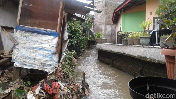 Potret Kali Pulo yang Mirip Got karena Tertutup Rumah Warga