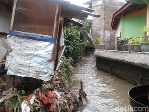 Potret Kali Pulo yang Mirip Got karena Tertutup Rumah Warga