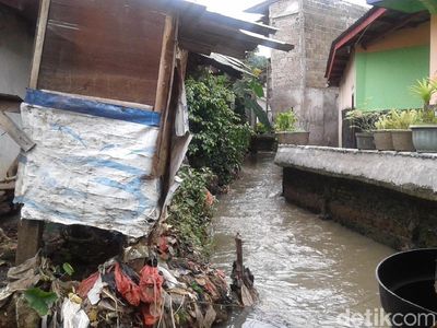 Potret Kali Pulo yang Mirip Got karena Tertutup Rumah Warga