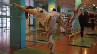 Meskipun lebih banyak wanita, bukan berarti pria tidak boleh ikut serta dalam barre conditioning. Foto: Widiya Wiyanti/detikHealth
