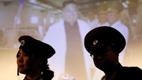 Mereka juga kerap mengadakan acara Malam Korea Utara di Tokyo, seperti pada Minggu (29/10) lalu. Meski mengidolai Korea Utara, tetapi kelompok ini bersikeras tidak setuju dengan gaya kepemimpinan Kim Jong Un sekarang. (Toru Hanai/Reuters)