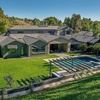 Rumah baru Kris Jenner juga dilengkapi halaman belakang yang besar. Ada kolam renang serta tempat spa yang besar cukup untuk menampung sepuluh orang di dalamnya.  Foto: Dok. Trulia