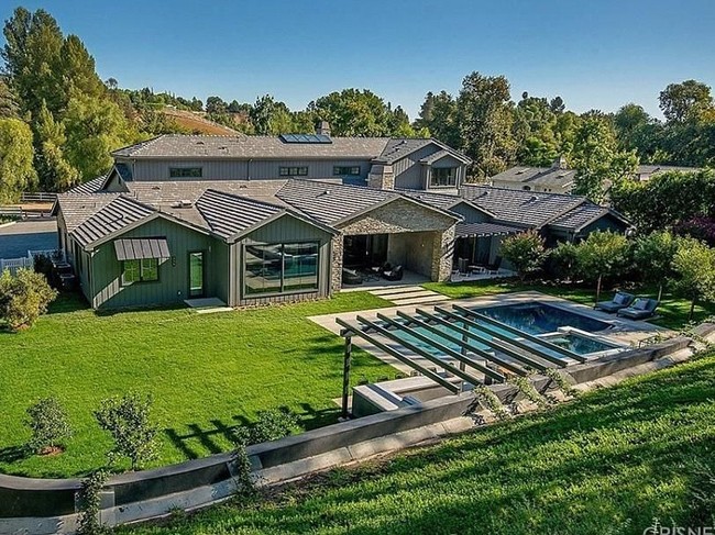 Rumah baru Kris Jenner juga dilengkapi halaman belakang yang besar. Ada kolam renang serta tempat spa yang besar cukup untuk menampung sepuluh orang di dalamnya.  Foto: Dok. Trulia