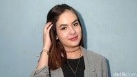 Artis muda Stefhanie Zamora tampil kala mengisi acara talkshow Rumpi: No Secret di Trans TV, Selasa (12/12).