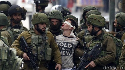 Viral Foto Remaja Palestina yang Ditangkap Puluhan Tentara Israel