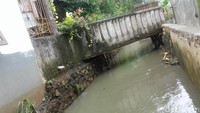 Ada banyak warga Jati Padang, Jakarta Selatan, yang membangun rumah di bantaran dan di atas Kali Pulo. 