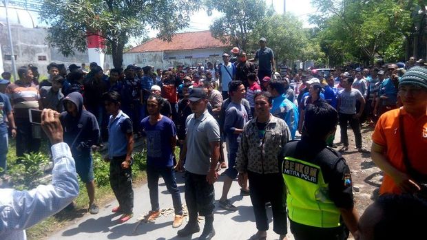 Massa menghalangi petugas pengadilan masuk