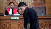 Saat ini sidang telah diskors. KPK pun bersiap menyerahkan bukti tayangan video itu.