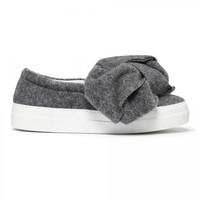 Sneakers dengan hiasan pita besar seperti yang datang dari koleksi Joshua Sanders ini lalu-lalang melengkapi gaya fashionista sepanjang 2017. Foto: Ist.