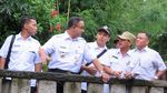 Foto: Anies Nyemplung ke Genangan Air Cek Tanggul Kali Pulo