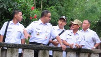 Foto: Anies menanyakan penyelesaian perbaikan tanggul Kali Pulo. Ini kapan diselesaikan, besok bisa? tanya Anies ke salah seorang petugas. Fotografer: Noval Dhwinuari Antony