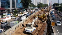 Proyek LRT Jabodebek koridor Cawang-Dukuh atas melewati jalan Rasuna Said, Kuningan. Pada ruas jalan tersebut, tiang pancang dibangun di bagian tengah jalan. Rachman Haryanto/detikcom.