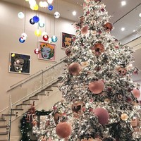 Kylie Jenner tampak menyambut Natal dengan suka cita. Terlihat dari dekorasi pohon Natal di rumahnya yang terlihat meriah penuh lampu dan bola. Pohon Natal Kylie pun lebih feminin dengan sentuhan bola-bola pink. Foto: Instagram