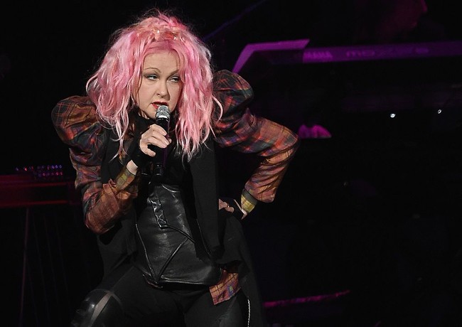 Cyndi Lauper merupakan salah satu penyanyi paling populer di era 80-an dengan sejumlah lagu hits seperti Girls Just Want To Have Fun. Ia sempat mengalami masalah finansial dan bangkrut setelah band pertamanya bubar. Sejak itu Cyndi harus tampil sebagai penyanyi dari bar ke bar untuk memenuhi kebutuhan hidupnya. Kehidupan Cyndi kini jauh lebih baik, tapi ia tidak lagi bisa bergaya mewah seperti dulu. Foto: Getty Images