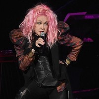 Cyndi Lauper merupakan salah satu penyanyi paling populer di era 80-an dengan sejumlah lagu hits seperti Girls Just Want To Have Fun. Ia sempat mengalami masalah finansial dan bangkrut setelah band pertamanya bubar. Sejak itu Cyndi harus tampil sebagai penyanyi dari bar ke bar untuk memenuhi kebutuhan hidupnya. Kehidupan Cyndi kini jauh lebih baik, tapi ia tidak lagi bisa bergaya mewah seperti dulu. Foto: Getty Images