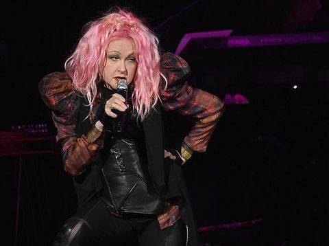 Cyndi Lauper Pakai Pewarna Makanan untuk  Cat  Rambut  