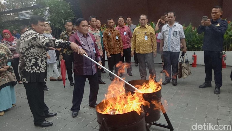 Kanwil DKI Musnahkan 248 Ponsel hingga 57 Sajam Hasil Sidak Lapas Kanwil DKI Musnahkan 248 Ponsel hingga 57 Sajam Hasil Sidak Lapas