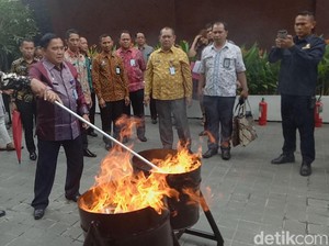 Kanwil DKI Musnahkan 248 Ponsel hingga 57 Sajam Hasil Sidak Lapas