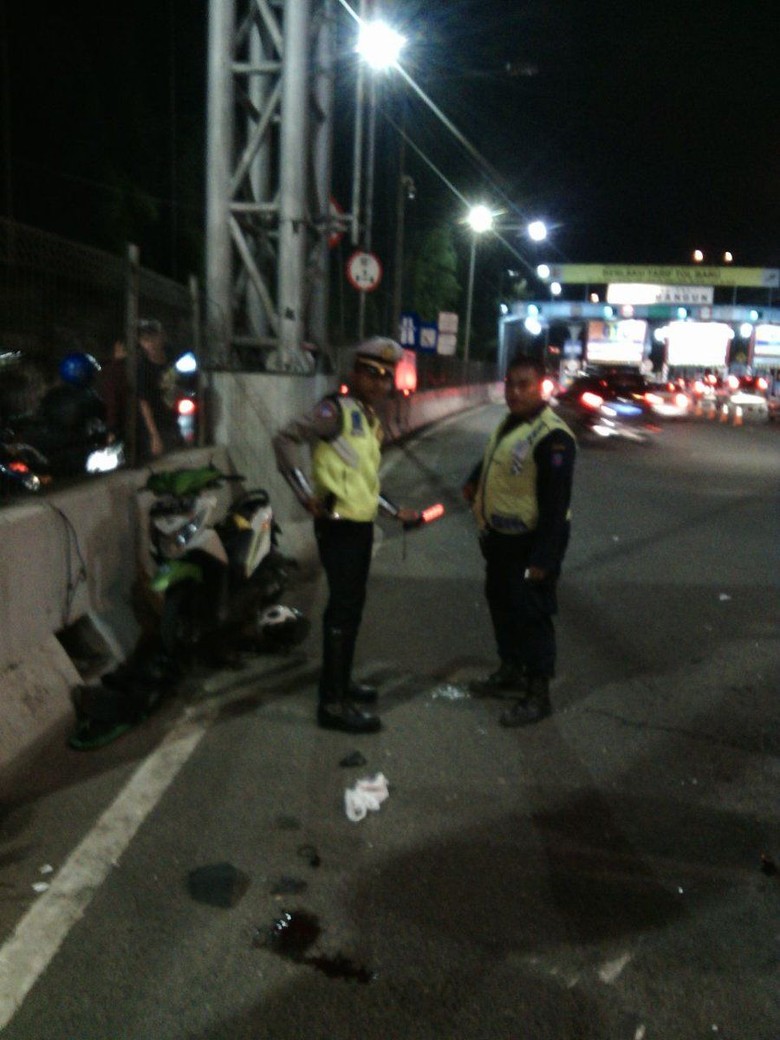 Kecelakaan Motor di Depan GT Rawamangun, Korban Dibawa ke RS UKI Kecelakaan Motor di Depan GT Rawamangun, Korban Dibawa ke RS UKI
