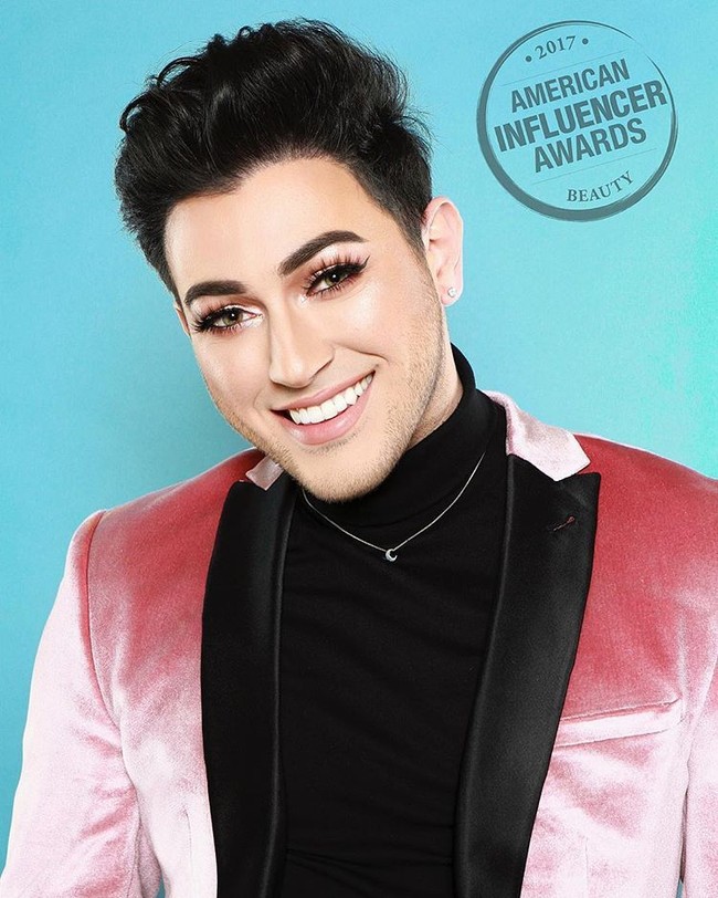 Pemuda tampan ini memiliki jutaan followers di YouTube dan akun Instagramnya. Nama aslinya adalah Manuel Gutierrez. Dia jadi brand ambassador pria  pertama untuk produk Maybelline. Pria yang populer dengan nama Manny ini juga merilis produk makeup sendiri. Dalam teknik makeup, Manny cenderung suka riasan natural, ditambah dengan bulu mata yang lebat agar mata terlihat tajam serta eye shadow yang tidak tebal dan lipstik yang terlihat glossy. Foto: Dok. Instagram