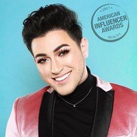 Pemuda tampan ini memiliki jutaan followers di YouTube dan akun Instagramnya. Nama aslinya adalah Manuel Gutierrez. Dia jadi brand ambassador pria  pertama untuk produk Maybelline. Pria yang populer dengan nama Manny ini juga merilis produk makeup sendiri. Dalam teknik makeup, Manny cenderung suka riasan natural, ditambah dengan bulu mata yang lebat agar mata terlihat tajam serta eye shadow yang tidak tebal dan lipstik yang terlihat glossy. Foto: Dok. Instagram