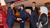 Presiden Jokowi berjabat tangan dengan Dubes Indonesia untuk Turki Wardana (Foto: Biro Pers Setpres)