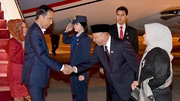 Foto: Jokowi Pulang ke Tanah Air Usai Bela Palestina di KTT OKI