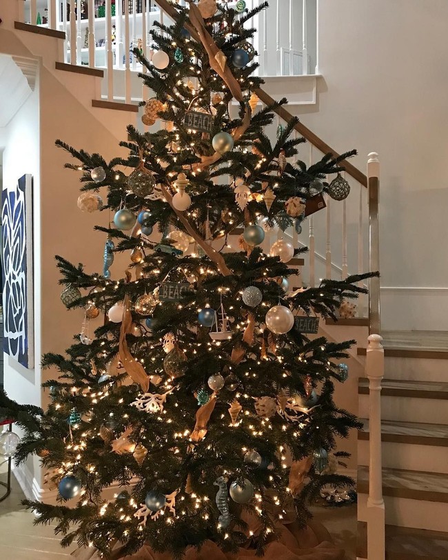 Pohon Natal berikut adalah milik bintang reality show Shannon Beador. Tampak manis dengan aksesori serba biru dan papan bertuliskan Beach. Foto: Instagram