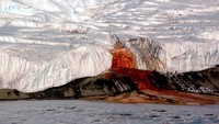 Blood Falls di Taylor Glacier, Antartika memang beda dari air terjun biasa, alirannya tampak berwarna merah bagai darah. Para ilmuwan mengatakan bahwa aliran misterius ini disebabkan oleh kandungan besi yang tinggi di sekitar sana (National Science Foundation/CNN)