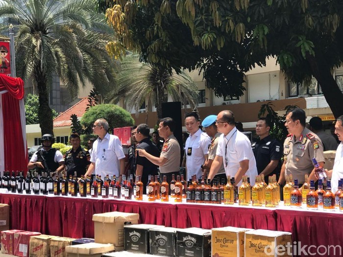 BC-Polisi Buru 2 DPO Penyelundup 50 Ribu Botol Miras Singapura