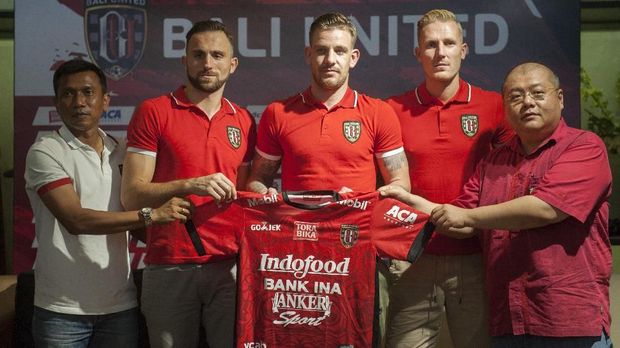 Ilija Spasojevic (kedua kiri), Kevin Brands (tengah) dan Nick Van Der Velden (kedua kanan) tampil sebagai pemain inti kontra Persija.