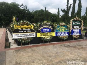 Karangan Bunga untuk AM Fatwa Berjajar di TMP Kalibata