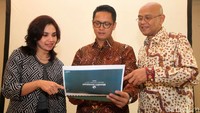 Direktur Utama PT Mandiri Manajemen Investasi Alvin Pattisahusiwa didampingi Direktur Sales & Product PT Mandiri Manajemen Investasi Endang Astharanti dan Ditektur Operations PT Mandiri Manajemen Investasi Ferry I. Zen memberikan keterangan pada saat acara media lunch dan workshop proyek infrastruktur 2018 di Jakarta, Kamis (14/12/2017).