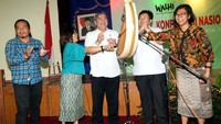 (Kiri-kanan), Anggota Dewan Nasional Walhi Bambang Catur Nusantara, Ketua Dewan Nasional Walhi Risma Umar, Direktur Administrasi Kewilayahan Kementerian Dalam Negeri Elfius, Dirjen PSKL Kementerian Kehutan dan Lingkungan Hidup RI Bambang Suprianto dan Direktur Eksekutif Nasional Walhi Nur Hidayati, memetik alat musik sasando sebagai tanda Pembukaan Konferensi Nasional Lingkungan Hidup. Pool/Walhi.